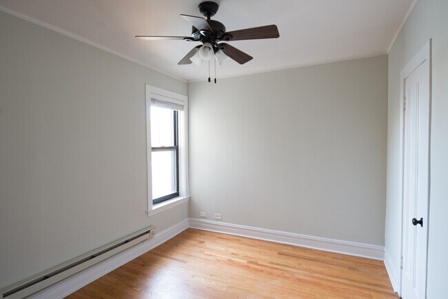 Building Photo - 4742 N Hermitage Ave