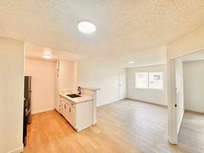 Building Photo - 607 W 82nd St
