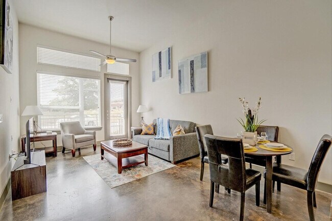Building Photo - 155 W CityLine Dr