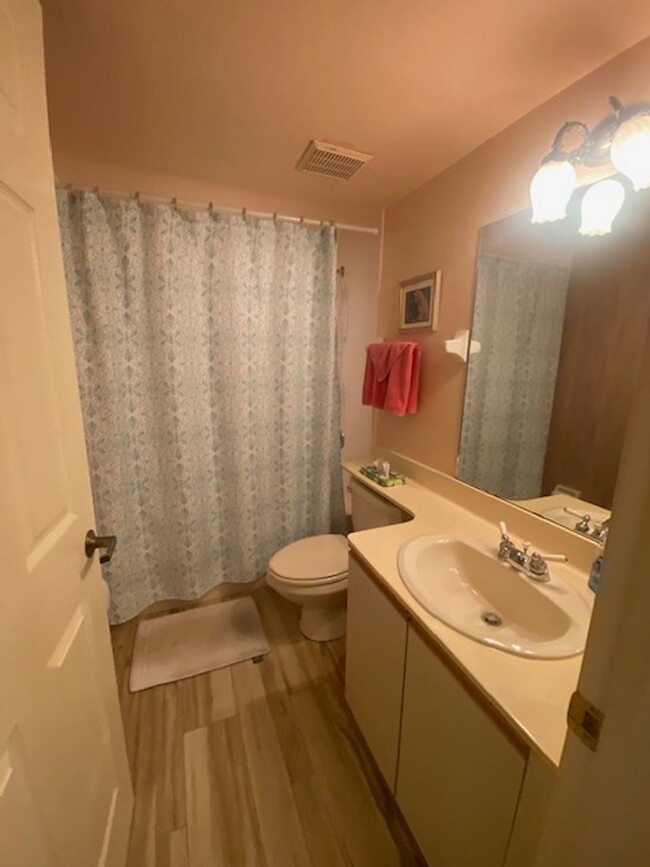 Building Photo - 2 bedroom 2 bathroom Seasonal rental in Se...