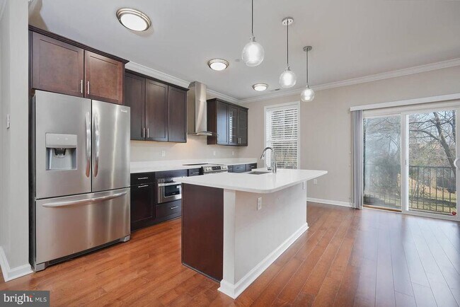 Building Photo - 412 Woodcrest Dr SE