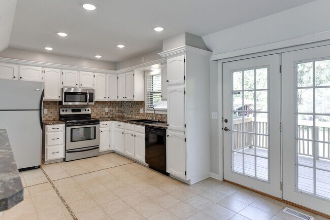 Building Photo - Large home in quiet neighborhood