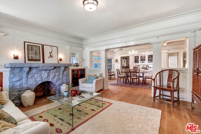 Building Photo - 1246 W 48th St