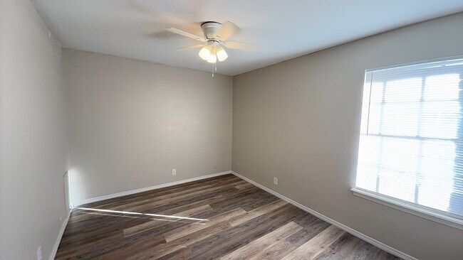 Building Photo - Cozy up this New Year in your new 2 bed/1bath home!
