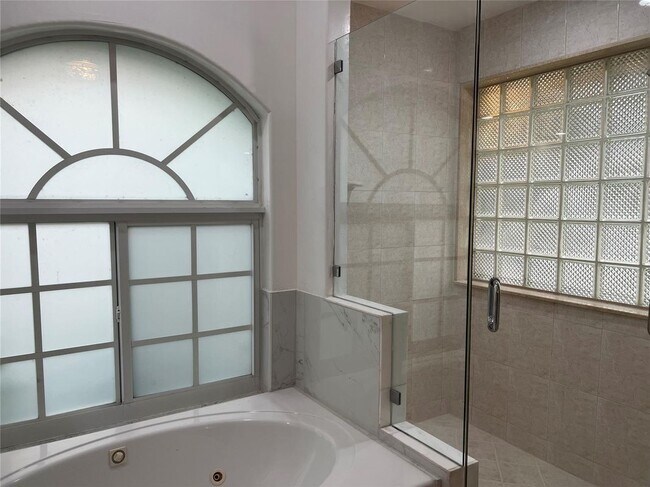 Building Photo - 7400 SW 37 Ct
