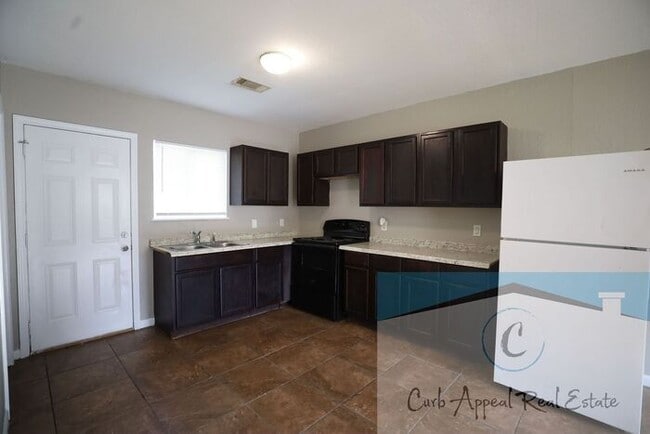 Primary Photo - Recently renovated 2 bed 1 bath apartment ...