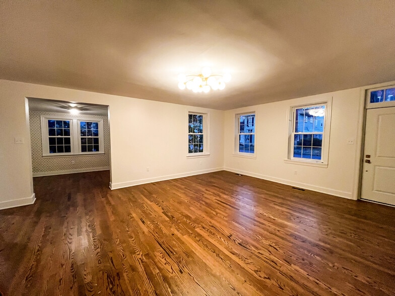 Living - 122 S Main St