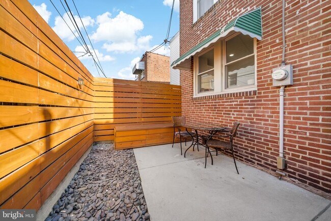 Building Photo - 2648 E Mayfield St