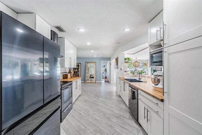 Building Photo - 1001 Grovewood Ct