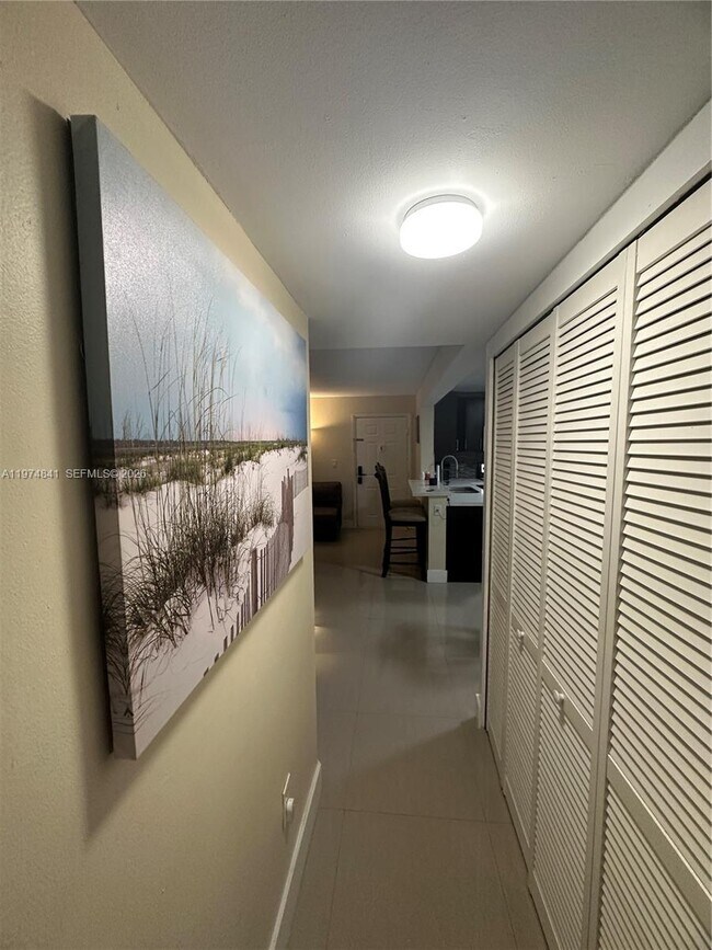 Building Photo - 9491 Palm Cir S