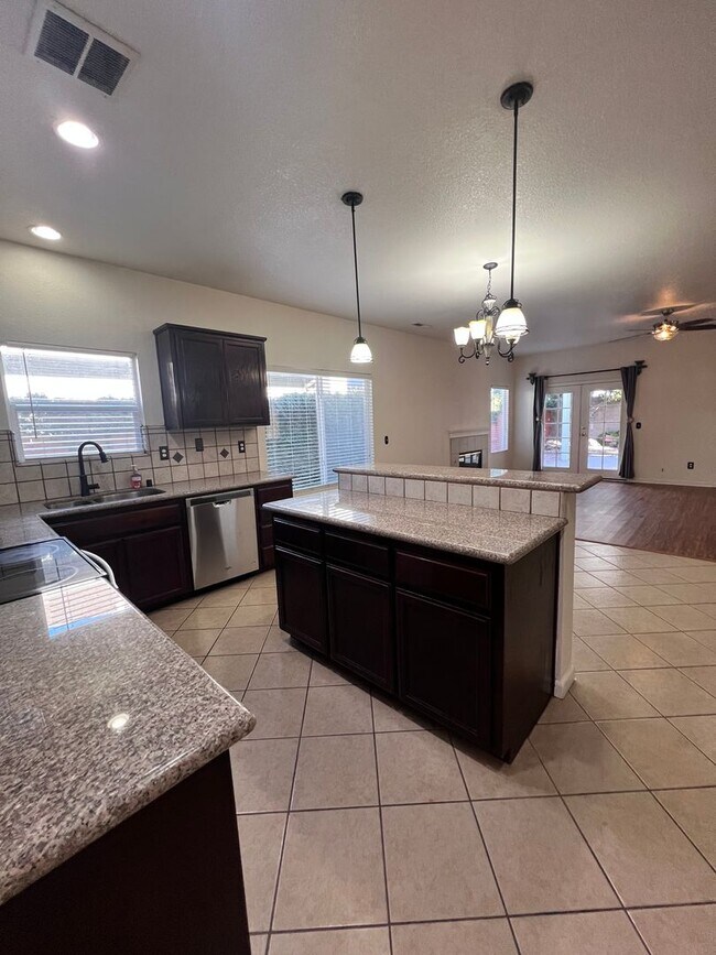 Building Photo - Super cute home with 3 car garage in a des...
