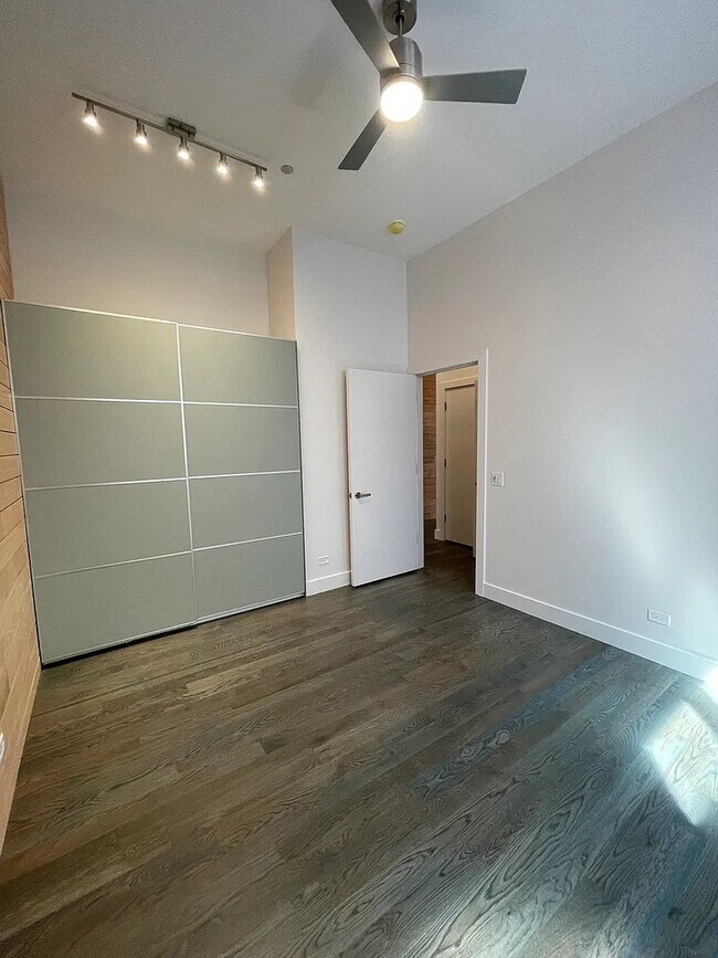 Building Photo - 1057 N Wolcott Ave