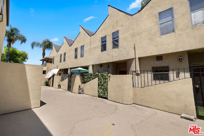 Building Photo - 14256 Victory Blvd