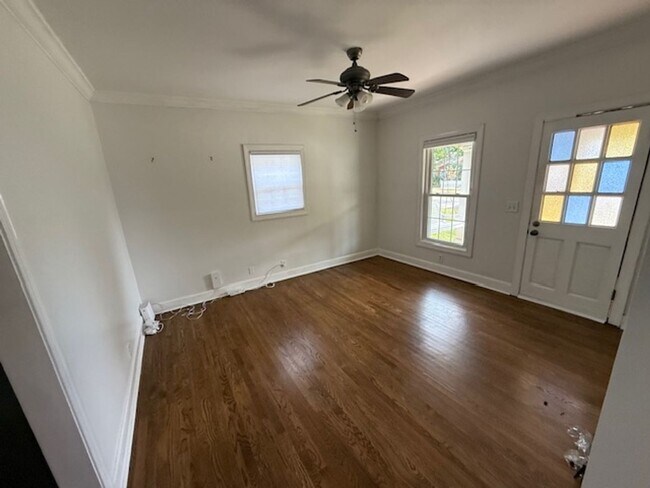 Building Photo - Adorable East Nashville Cottage just a hal...