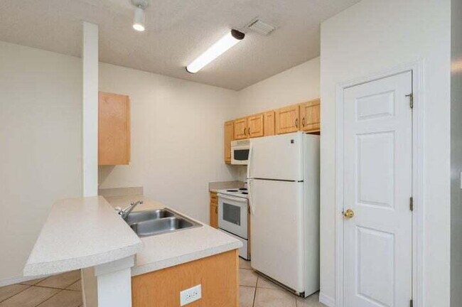 Building Photo - Move in ready Townhome in Fort Walton Beach close to Eglin AFB!