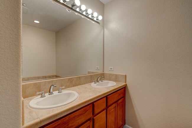 Building Photo - EXQUISITELY LOCATED TOWNHOME PRIVATE SETTING | MANY UPGRADES