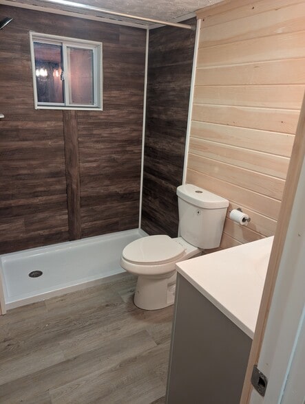 Large Shower - 2213 Western Ave