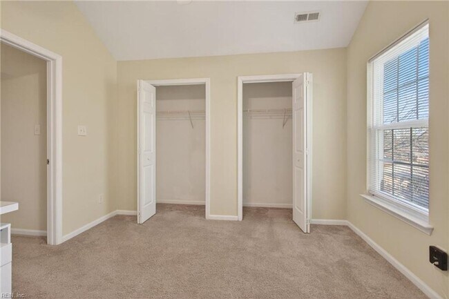 Building Photo - Immaculate Townhome in Camellia Gardens!