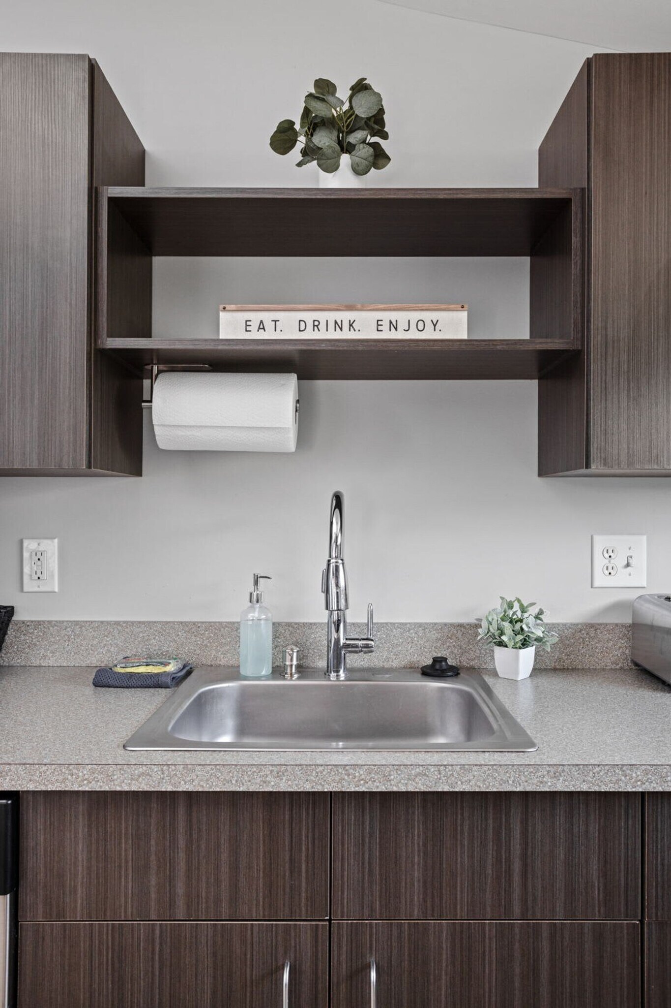 Building Photo - 1125 E 10th St