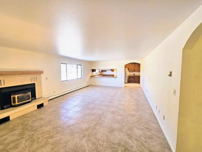 Building Photo - 1353 Santa Cruz Dr