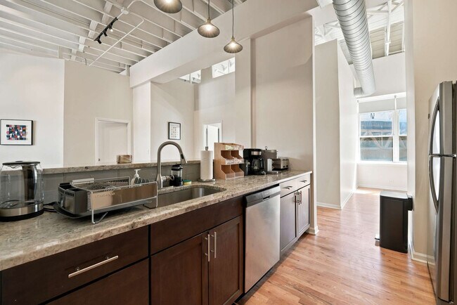Building Photo - 1550 N Damen Ave