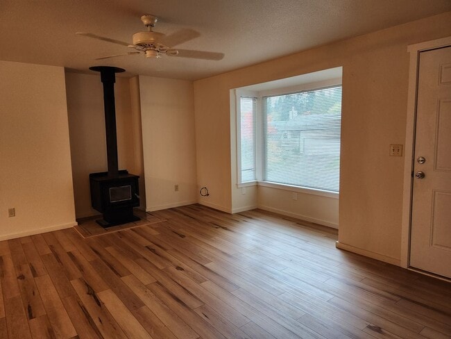 Building Photo - 3 Bedroom Rambler