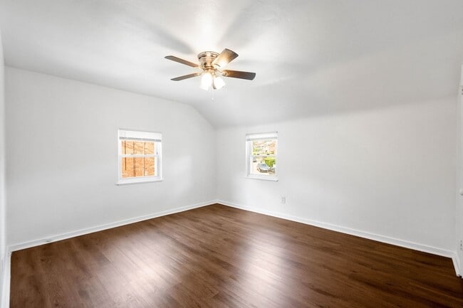 Building Photo - Stunning 2 bedroom home in Dormont availab...