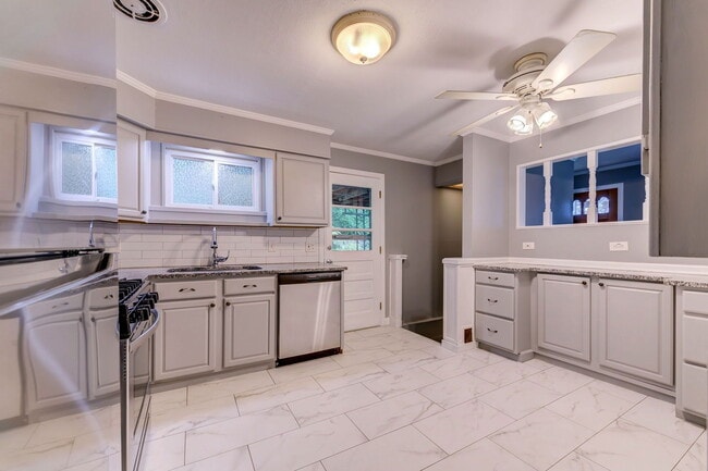 Building Photo - 212 Lakeside Dr