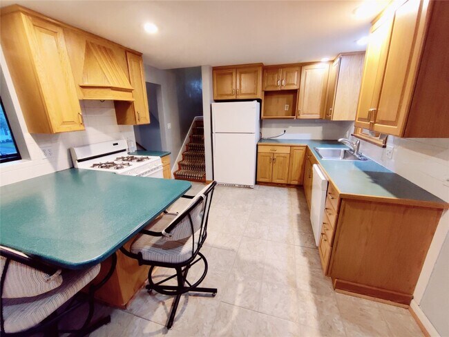 Building Photo - 813 Country Club Rd