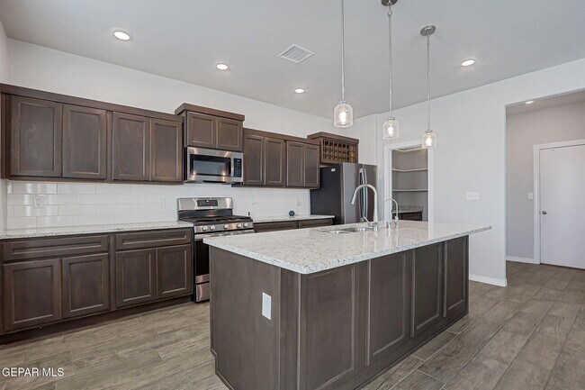 Building Photo - 13130 Oakhampton Ave