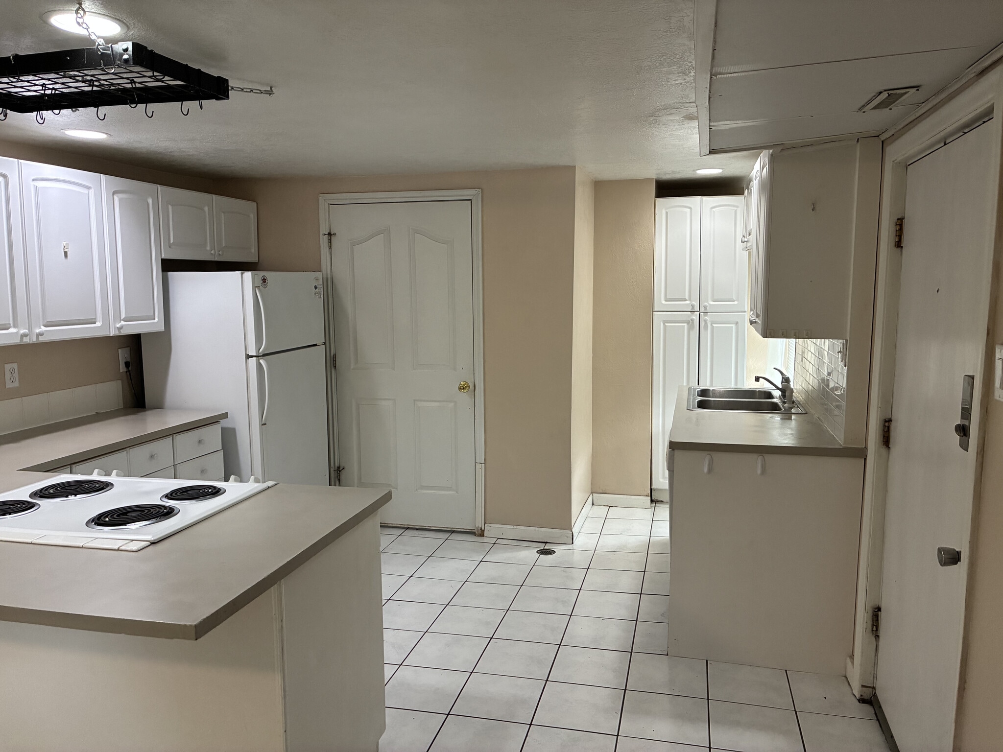 Building Photo - 425 S 19th Ave