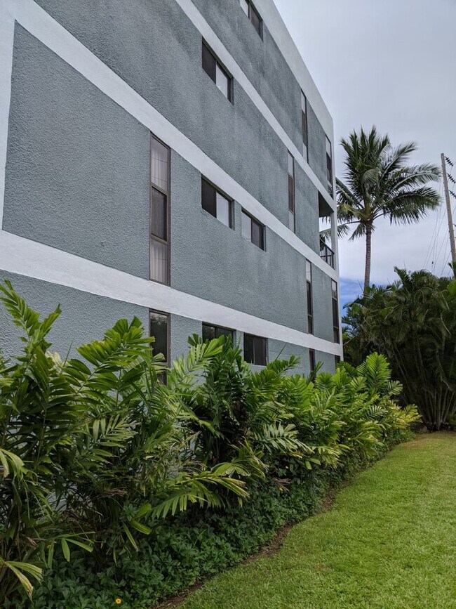 Building Photo - 3 bedrooms, 2 full bathrooms Quiet End Unit
