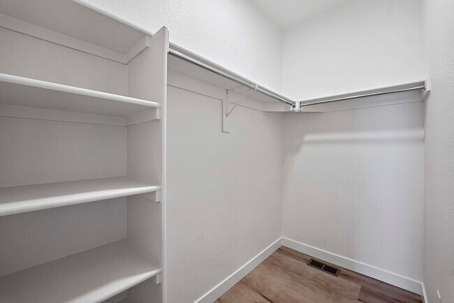 Building Photo - Last Townhouse Available! Beautiful Newer Build Close to Overlook Station