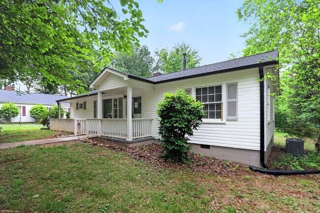 Building Photo - 3BD/2BA Single Family Home on Large Lot!