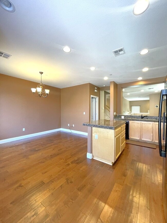 Building Photo - Stunning 3 Bedroom 2.5 Bath Town Home in p...