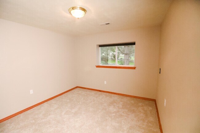Building Photo - 503 S Shelley Lake Ln