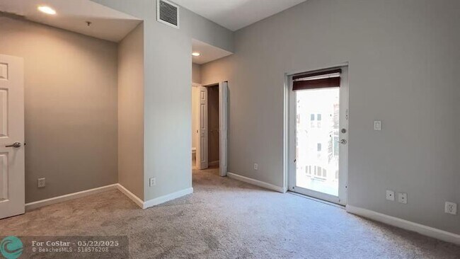 Building Photo - 2304 Vintage Dr