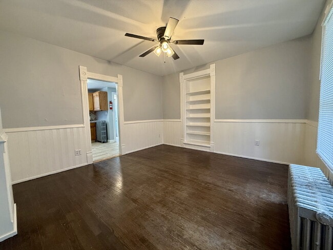 Building Photo - Large 2 bedroom, 1 bath for rent.