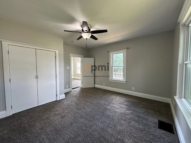 Building Photo - 2122 Elston St