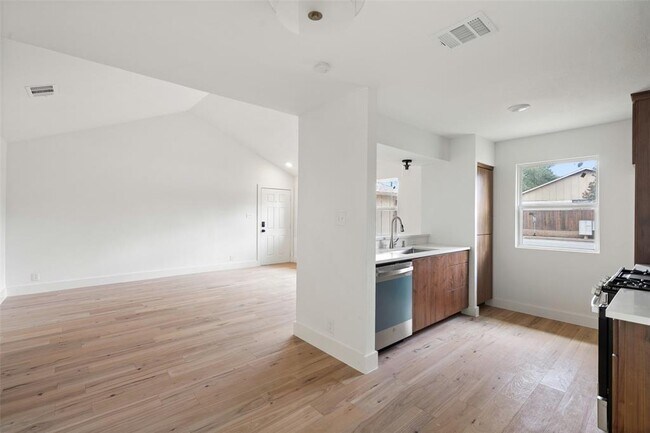 Building Photo - 1800 Nicole Cir