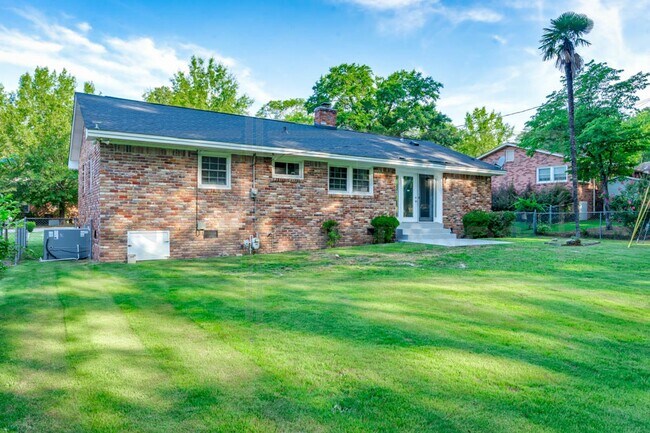 Building Photo - 2532 Parkwood Dr