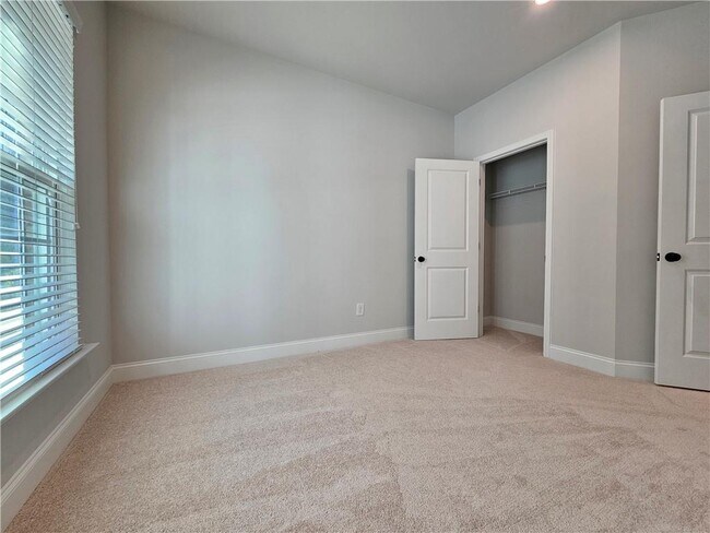 Building Photo - 5030 Sierra Creek Dr NE