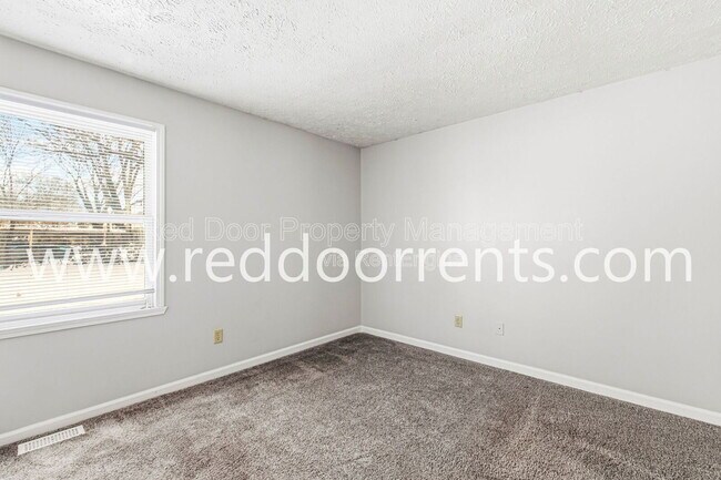 Building Photo - 231 Lark Dr