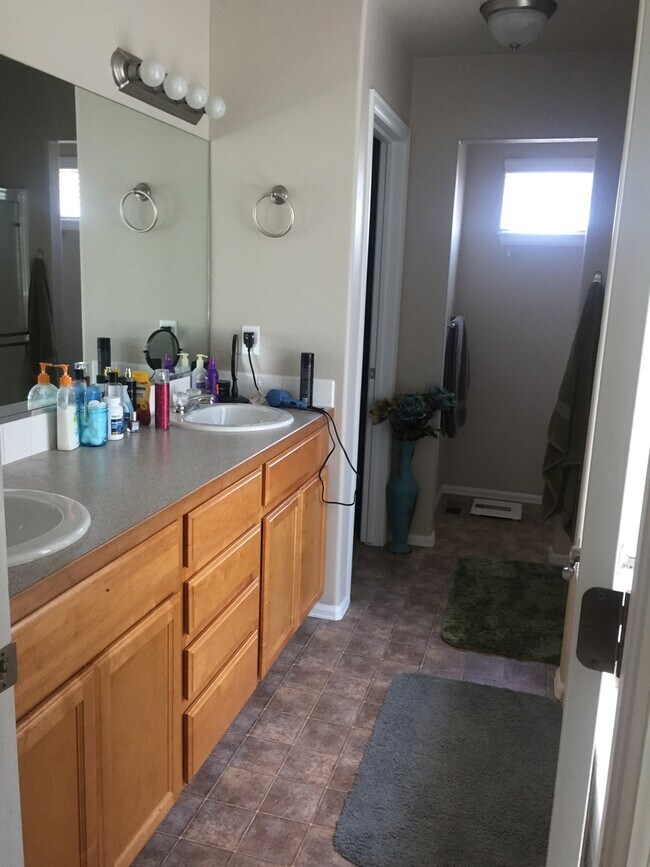 Building Photo - Beautiful 3 Bedroom 2.5 Bath Home in South...