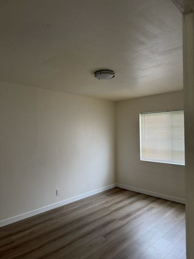 Building Photo - Single Story 2BR Home in Sacramento- $1,750, utilities included