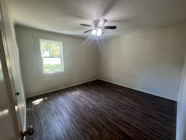 Building Photo - 3 bedroom 2 bathroom home