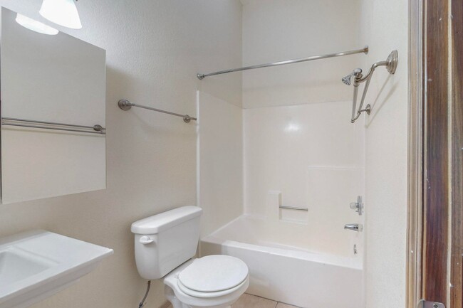 Building Photo - Charming 3 bedroom 2 bath home in Northeas...