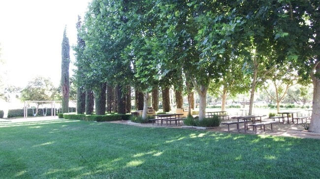 Building Photo - 3658 Vermont Ln