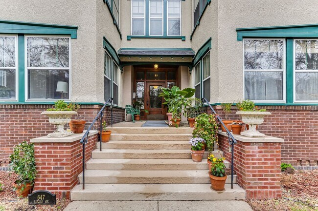 Building Photo - Stunning 3 bedroom main floor unit in prime Saint Paul location.