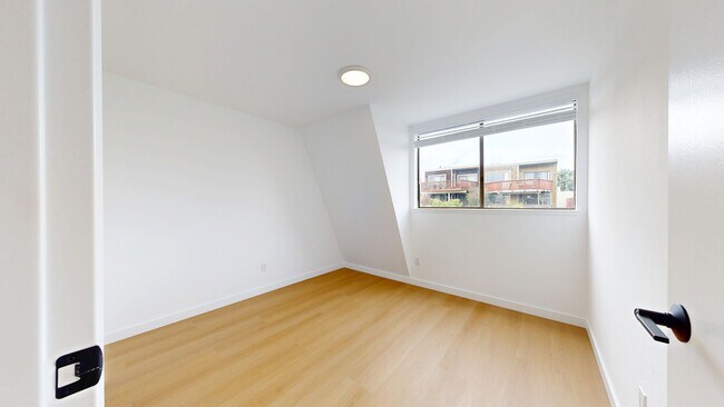 Building Photo - 2035 Castro St